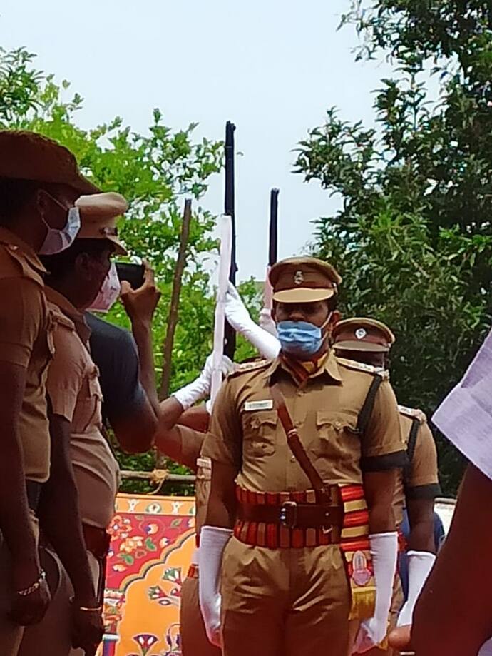 <p>తమిళనాడు, చెన్నైలోని తిరువళ్ళూరు జిల్లా రెడ్‌ హిల్స్ సమీపంలోని బాలు ఫామ్‌ హౌజ్‌ తామరైపాక్కంలో నిర్వహించారు. బాలుని చూసేందుకు భారీగా అభిమానులు అంతిమ&nbsp;సంస్కారాలు నిర్వహించే బాలు ఫామ్‌ హౌజ్‌కి చేరుకున్నారు. కానీ వారిని పోలీసులు అనుమతించలేదు.</p>
