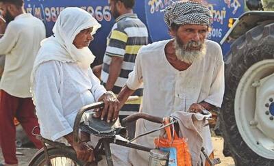 सड़कों पर अन्नदाता: इस किसान का दर्द सुन आ जाएगा रोना, 92 वर्षीय दृष्टिहीन मां के साथ धरने पर बैठा