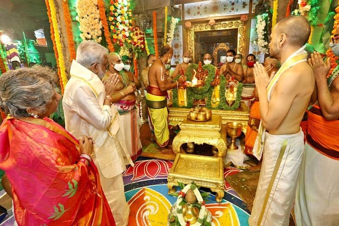 <p>తిరుమల: &nbsp;శ్రీవారి సాలకట్ల బ్రహ్మోత్సవాల్లో చివరి రోజైన ఆది‌వారం ఉదయం చక్రస్నానం శాస్త్రోక్తంగా జరిగింది.&nbsp;ఉదయం 6.00 నుంచి 9.00 గంటల నడుమ శ్రీ‌వారి ఆల‌యంలోని మ‌హ‌ల్ ముఖ మండ‌పంలో శ్రీదేవి, భూదేవి సమేత శ్రీ మలయప్ప స్వామి వారికి, శ్రీ సుదర్శన చక్రత్తాళ్వార్లకు స్నపనతిరుమంజనం శాస్త్రో‌క్తంగా నిర్వహించారు.&nbsp;</p>
