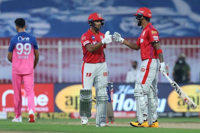<p>IPL 2020 ಟೂರ್ನಿ ಅಭಿಮಾನಿಗಳಿಗೆ ರಸದೌತಣ ನೀಡುತ್ತಿದೆ. ಈಗಾಗಲೇ 2 ಸೂಪರ್ ಓವರ್ ಪಂದ್ಯ ನಡೆದಿದ್ದು, ಟೂರ್ನಿಯ ರೋಚಕತೆ ಮತ್ತಷ್ಟು ಹೆಚ್ಚಾಗಿದೆ</p>
