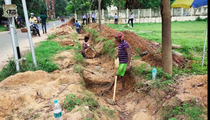 হাইকোর্ট নিযুক্ত কমিটির নির্দেশ, পুলিশি নিরাপত্তায় শুরু পৌষমেলার মাঠ ঘেরার কাজ