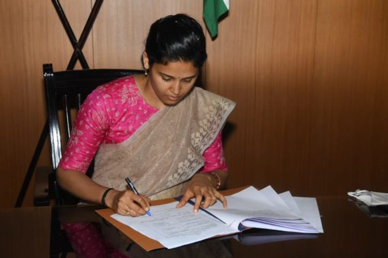 Karnataka State Government Orders Probe Against Ias Officer Rohini Sindhuri gow