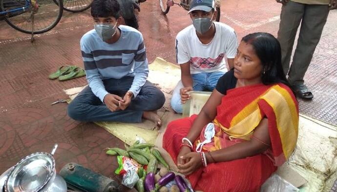 'বাংলার আবাস যোজনা'য় বাড়ি তৈরিতে 'বাধা', পুরসভার সামনে ধর্নায় 'বিজেপি' দম্পতি