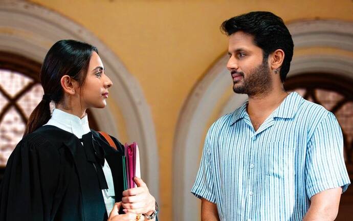 <p style="text-align: justify;"><br />
కథ :<br />
టెర్రరిస్ట్ లకు సహాయపడ్డాడు అన్న కారణంతో దేశద్రోహి నేరంలో ఆదిత్య (నితిన్) కి జీవిత ఖైదు పడుతుంది. తను చేయని నేరానికి తను ఎలా బలయ్యాడో అర్దం కాదు ఆదిత్యకు. జైలులో తోటి ఖైదీల మధ్య తనది కాని ప్రపంచంలో ఉంటున్న అతనికి అక్కడ చెస్ ఒంటిరిగా తనలో తానే ఆడుకునే ఓ ముసలాయన(సాయిచంద్) పరిచయం అవుతాడు. ఆ పరిచయం అతన్ని చెస్ ప్రపంచంలోకి లాగుతుంది. చెస్ లో మాస్టర్ అవుతాడు. అయితే జైల్లో ఉండేవాడు చెస్ లో మాస్టర్ అయితే ఏమిటి..మరొకటి అయితే ఏమిటి..అతనికి కావాల్సింది స్వేచ్చ. కానీ అతన్ని ఆ కేసునుంచి బయిటపడేయటం మాట దేవుడెరగు..అసలు వాదించటానికి కూడా ఎవరూ ముందుకు రారు.</p>
