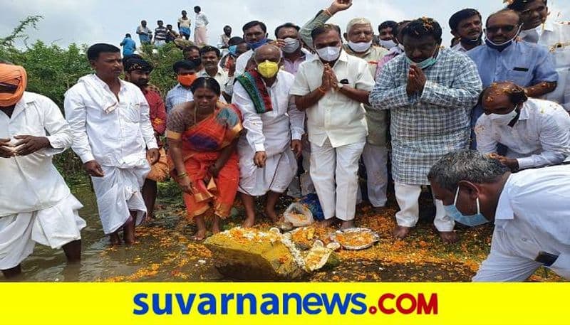 MLA Paranna Munavalli Offers Baagina to Mukkumpa Lake in Gangavatigrg