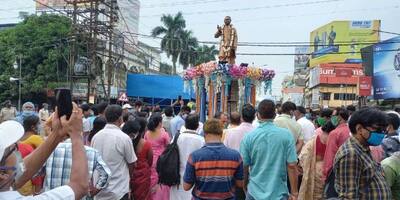 রায়গঞ্জে বসল প্রয়াত কংগ্রেস নেতার মূর্তি, সৌজন্যের নজির তৃণমূল পরিচালিত পুরসভার