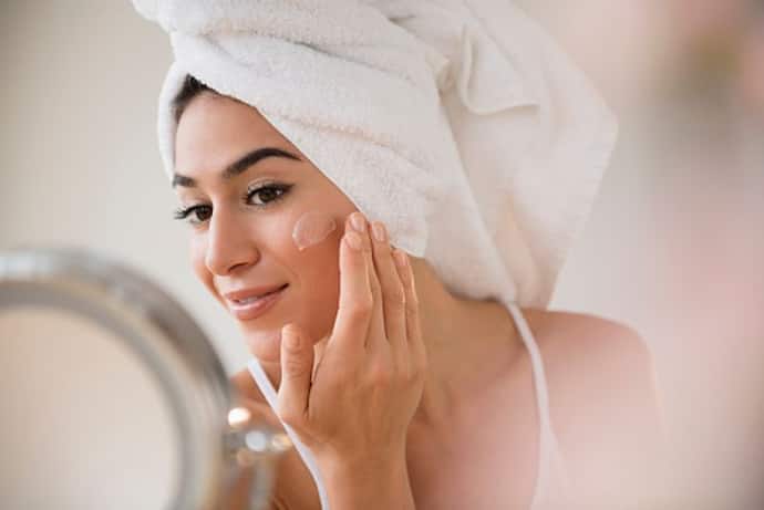 <p>If you think that your busy life is keeping you away from your well-deserved beauty sleep and monthly salon visits, then we have something interesting for you. Try these overnight face masks that will not only give you that amazing glow on your face naturally, but will also save big bucks on all store-bought products you lay your hands on.</p>
