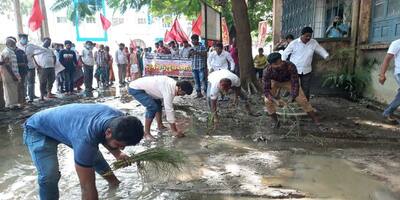 বন্য়ার জলে নষ্ট জমির ফসল, ক্ষতিপূরণের দাবিতে কৃষি দপ্তরের সামনে ধান রোপণ