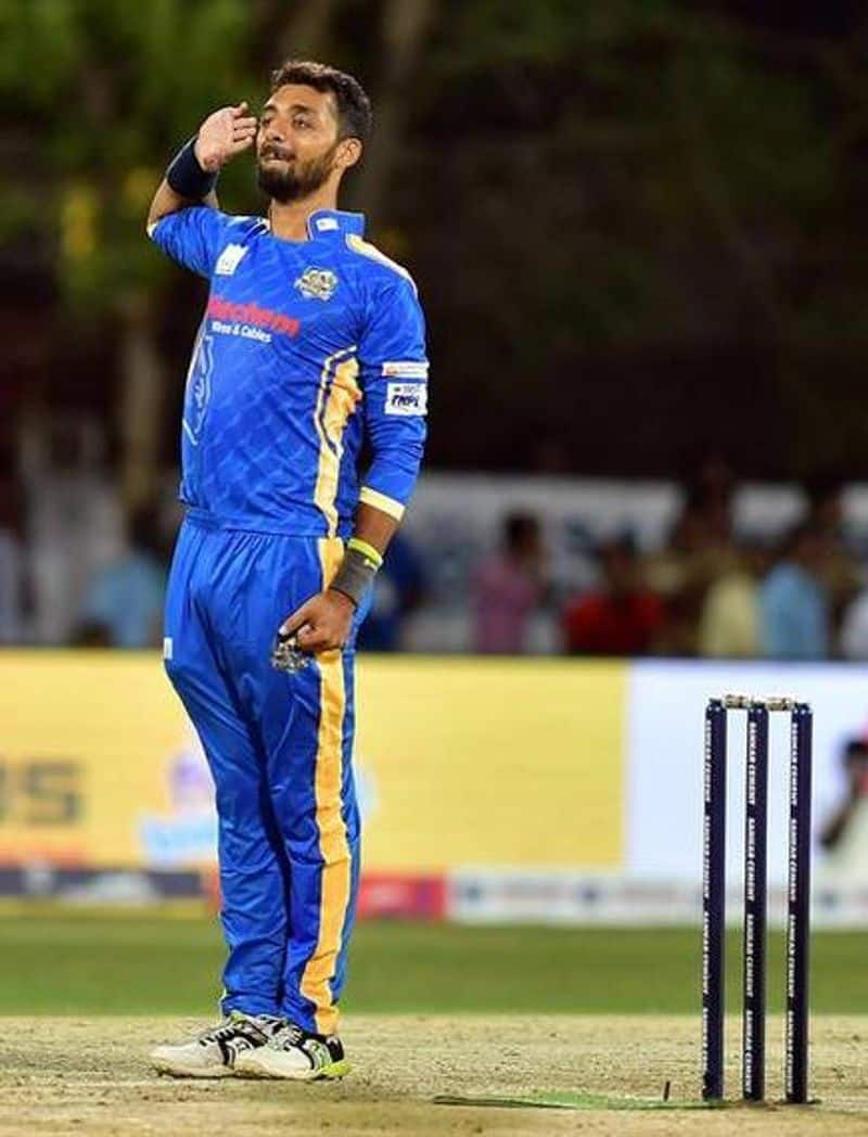 IPL 2021: KKR's Varun Chakravarthy, Sandeep Warrier complete COVID isolation, return home-ayh