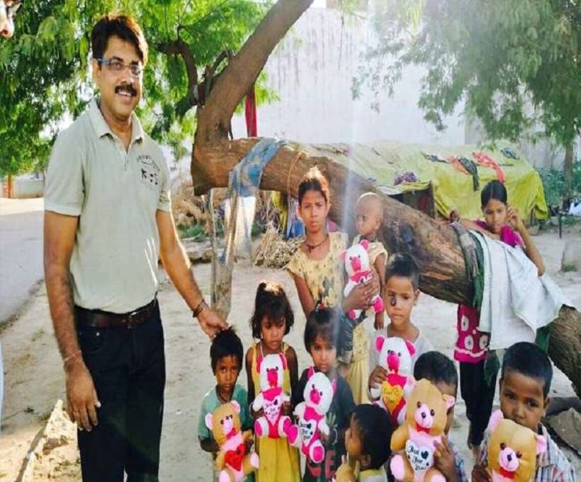 खिलौनों से बच्चों के चेहरों पर लाते हैं मुस्कान, बन गए हैं 'खिलौने वाले अंकल'