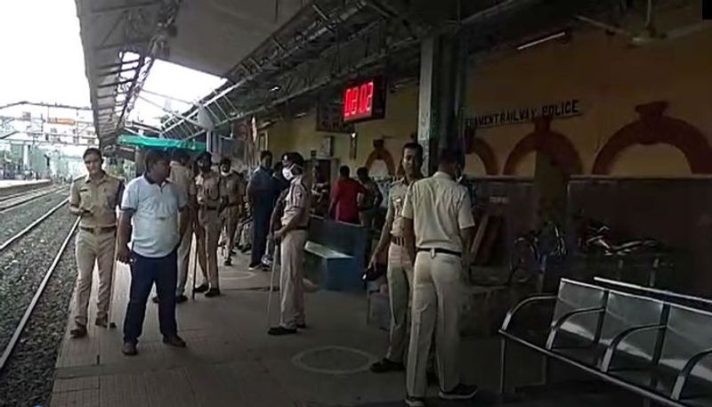 West Bengal: Violence erupts between railway employees, public at Sonarpur Railway Station-dbr