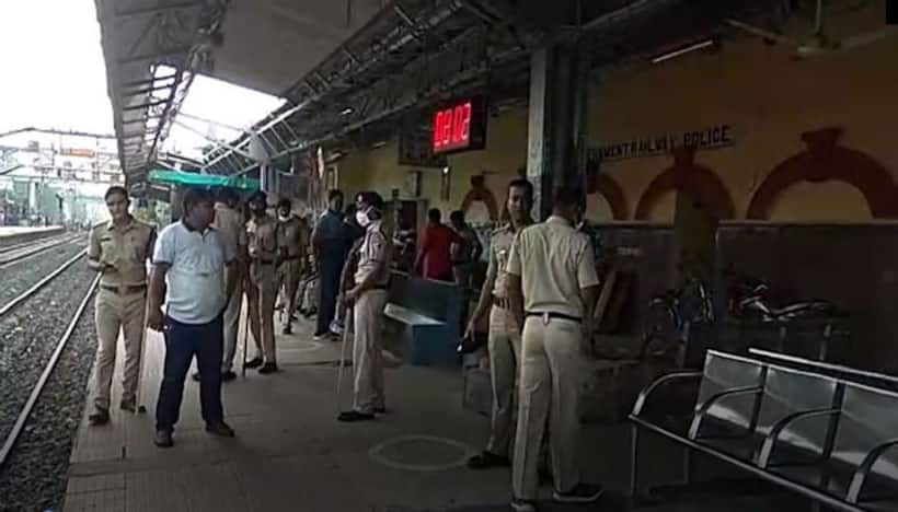 West Bengal: Violence erupts between railway employees, public at Sonarpur Railway Station