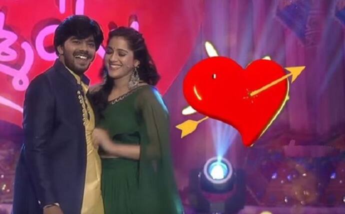 <p>సుడిగాలి సుధీర్.... బుల్లితెరపై తనకంటూ ఒక చెరగని ముద్ర వేసుకొని వెండితెరపై కూడా తళుక్కున మెరుస్తున్న నటుడు. సుధీర్ అనగానే ఠక్కున గుర్తొచ్చే మరో పేరు రష్మీ. రష్మీ సుధీర్ ల జంట బుల్లితెరపై ఎంతలా ఫేమస్సో వేరుగా చెప్పాల్సిన అవసరం లేదు. వెండితెరపై ప్రభాస్ అనుష్కల జంటకు ఏ లెవెల్ లో క్రేజ్ ఉందో... అదే తరహా క్రేజ్ వీరి సొంతం అంటే అతిశయోక్తి కాదు.&nbsp;(Pic Credit Mallemala)</p>
