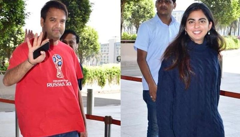 <p>రిలయన్స్ ఇండస్ట్రీస్ (ఆర్ఐఎల్) చైర్మన్, మేనేజింగ్ డైరెక్టర్ ముఖేష్ అంబానీ కుమార్తె వివాహంలో ప్రపంచవ్యాప్తంగా ఉన్న ప్రముఖులు పాల్గొన్నారు. రాజకీయ నాయకులు, సినీ ప్రముఖులు, క్రీడ ప్రముఖుల వరకు పెద్ద పెద్ద వ్యక్తులందరూ ఈ వివాహంలో కనిపించారు. <br />
</p>
<p>రిలయన్స్ ఇండస్ట్రీస్ (ఆర్ఐఎల్) చైర్మన్, మేనేజింగ్ డైరెక్టర్ ముఖేష్ అంబానీ కుమార్తె వివాహంలో ప్రపంచవ్యాప్తంగా ఉన్న ప్రముఖులు పాల్గొన్నారు. రాజకీయ నాయకులు, సినీ ప్రముఖులు, క్రీడ ప్రముఖుల వరకు పెద్ద పెద్ద వ్యక్తులందరూ ఈ వివాహంలో కనిపించారు. <br />
</p>