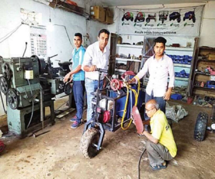 किसान ने बना दी स्प्रे मशीन, बाजार में पांच लाख में  बिकने वाली की कीमत है सिर्फ  90 हजार