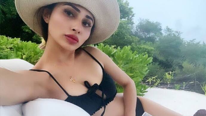 <p style="text-align: justify;">ఢిల్లీలో మాస్ కమ్యూనికేషన్ కోర్స్ మధ్యలో వదిలేసి బాలీవుడ్ హీరోయిన్ గా ఎదగాలని ముంబై వచ్చిన మౌని రాయ్...2004లో వచ్చిన రన్ మూవీలో ఓ సాంగ్ లో డాన్సర్ గా వెండితెర ఎంట్రీ ఇవ్వడం జరిగింది.</p>
