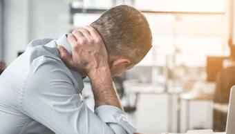 Health Tips: మెడ నొప్పితో ఇబ్బంది పడుతున్నారా.. ఈ చిట్కాలతో ఉపశమనం పొందండి!
