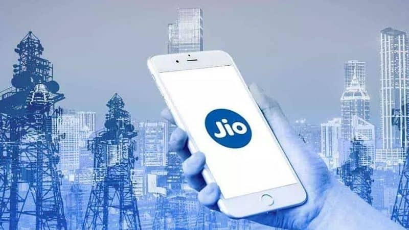 Jio fastest network in 4G download speed Vodafone in upload in Nov Trai reveals data ckm