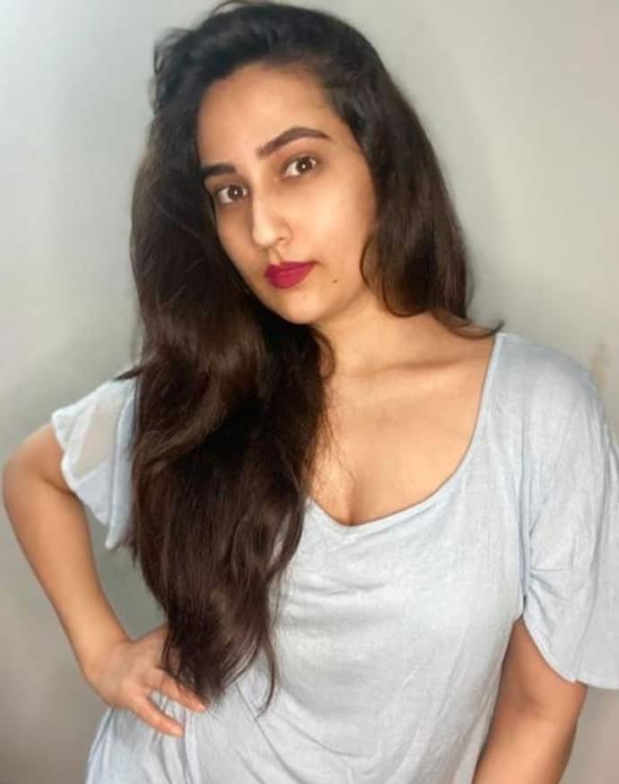 <p>ఏ ఛానల్ లో ప్రత్యేకించి ఒక ప్రోగ్రాం కి కట్టుబడకుండా... అన్ని ఛానెళ్ళలోనూ ప్రత్యక్షమవుతూ తెలుగువారిని పలకరించే యాంకర్ మంజూష. సెలబ్రిటీ ఇంటర్వ్యూలంటే మూవీ టీమ్స్ వారి ఫస్ట్ ఛాయస్ మంజుషానే..!</p>

