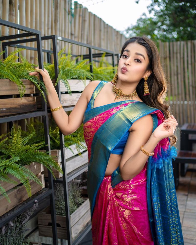 <p style="text-align: justify;">తెలుగులో వరుసగా రెండు పరాజయాలు చవిచూసిన నిధి అగర్వాల్ దర్శకుడు పూరి దర్శకత్వంలో వచ్చిన ఇస్మార్ట్ శంకర్ మూవీతో హిట్ రుచి చూసింది. టాలీవుడ్ డెబ్యూ మూవీ సవ్యసాచి, మజ్ను పరాజయం పొందాయి.</p>
<p style="text-align: justify;">తెలుగులో వరుసగా రెండు పరాజయాలు చవిచూసిన నిధి అగర్వాల్ దర్శకుడు పూరి దర్శకత్వంలో వచ్చిన ఇస్మార్ట్ శంకర్ మూవీతో హిట్ రుచి చూసింది. టాలీవుడ్ డెబ్యూ మూవీ సవ్యసాచి, మజ్ను పరాజయం పొందాయి.</p>