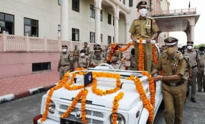 दिल को छू गई राजस्थान DGP की विदाई: अफसरों ने गाड़ी खींचकर किया विदा, पत्नी कार चलाते हुए ले गईं घर