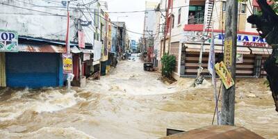 सड़कों पर नावें, डूब गईं कारें; हर तरफ पानी ही पानी, Photos में देखें आंध्र-तेलंगाना का ताजा हाल