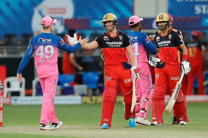 <p>IPL 2021 సీజన్‌లో భాగంగా రాయల్ ఛాలెంజర్స్ బెంగళూరు, రాజస్థాన్ రాయల్స్ మధ్య జరుగుతున్న మ్యాచ్‌లో టాస్ గెలిచిన ఆర్‌సీబీ జట్టు కెప్టెన్ విరాట్ కోహ్లీ ఫీల్డింగ్ ఎంచుకున్నాడు. రాజస్థాన్ రాయల్స్ జట్టు మొదట బ్యాటింగ్ చేయనుంది.</p>
