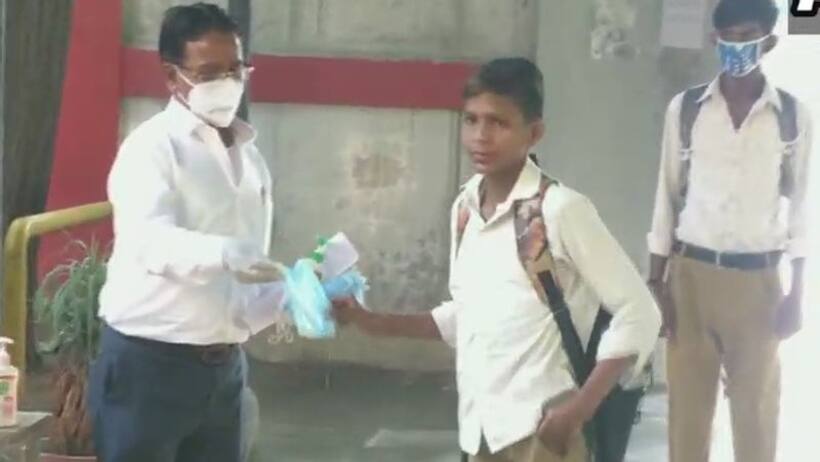 यूपी में छह महीने बाद खुले स्कूल, सेनेटाइज व थर्मल स्क्रीनिंग के बाद छात्रों को मिला प्रवेश