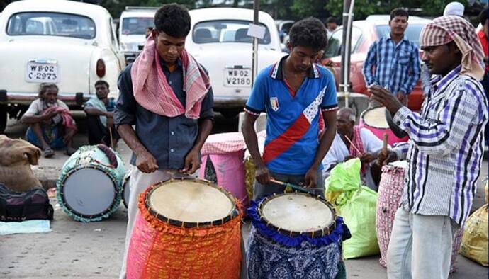 শিয়ালদহ স্টেশনের বাইরে কোথায় ঢাকির রোল, ম্লান মুখে গ্রামেই আটকে অধিকাংশ ঢাকি