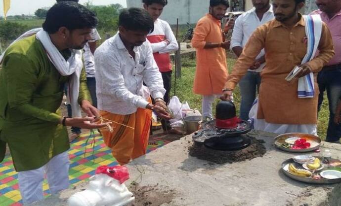 दोपहर में मूर्ति की स्थापना..रातभर भगवान के पास रहे भक्त..सुबह शिवलिंग और नंदी गायब..दिलचस्प मामला