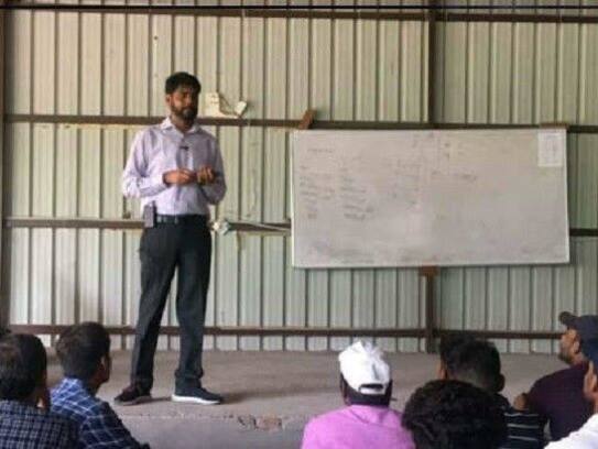 Pankaj Kumar Verma, an administrative officer studying in poverty, is coaching youngsters for free by making them officers