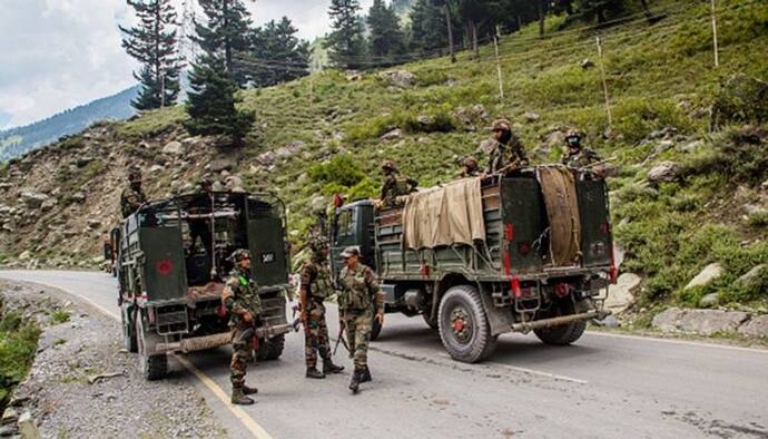 J&K: दो आतंकियों ने सेना के सामने किया सरेंडर, कुछ दिनों पहले हुए थे आतंकी संगठन में शामिल