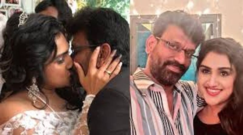 <p>తమిళ `బిగ్బాస్3`లో పాల్గొన్న వనితా విజయ్ కుమార్ ఈ ఏడాది పీటర్ పాల్ని వివాహం చేసుకుంది. ఆయన తన మొదటి భార్య ఎలిజబెత్ హెలెన్కి విడాకులు ఇవ్వకుండానే, అవేమీ లెక్క చేయకుండా పీటన్ని మ్యారేజ్ చేసుకుని వార్తల్లో నిలిచింది వనిత. </p>
<p>తమిళ `బిగ్బాస్3`లో పాల్గొన్న వనితా విజయ్ కుమార్ ఈ ఏడాది పీటర్ పాల్ని వివాహం చేసుకుంది. ఆయన తన మొదటి భార్య ఎలిజబెత్ హెలెన్కి విడాకులు ఇవ్వకుండానే, అవేమీ లెక్క చేయకుండా పీటన్ని మ్యారేజ్ చేసుకుని వార్తల్లో నిలిచింది వనిత. </p>