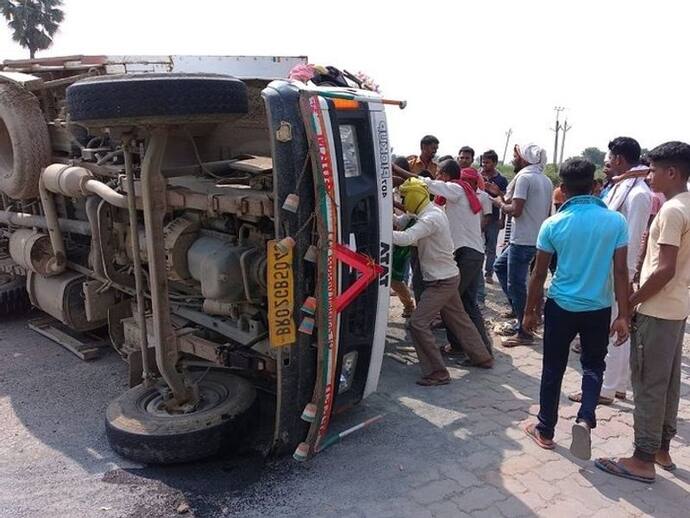 तेजस्वी यादव की रैली से लौटे समर्थकों से भरी वैन पलटी, एक की मौत, अस्पताल में हंगामा