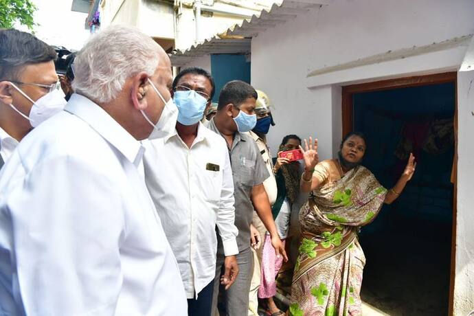 <p>ಶುಕ್ರವಾರ ರಾತ್ರಿ ಸುರಿದ ಮಳೆಯಿಂದ ಹೊಸಕೆರೆಹಳ್ಳಿ ವಾರ್ಡ್‌ನ ದತ್ತಾತ್ರೇಯನಗರ ವ್ಯಾಪ್ತಿಯಲ್ಲಿ ಉಂಟಾಗಿರುವ ಮಳೆ ಅನಾಹುತ ಪ್ರದೇಶಗಳಿಗೆ ಭೇಟಿ ನೀಡಿ, ಸ್ವಚ್ಛತಾ ಕಾರ್ಯ ಹಾಗೂ ಪರಿಹಾರ ಕಾರ್ಯಗಳ ಬಗ್ಗೆ ಪರಿಶೀಲಿಸಿ ಬಳಿಕ ಸುದ್ದಿಗಾರರೊಂದಿಗೆ ಮಾತನಾಡಿದ ಅವರು, ರಾಜಕಾಲುವೆ ಅಗಲೀಕರಣ ಹಾಗೂ ಒತ್ತುವರಿ ತೆರವು ಕಾರ್ಯಾಚರಣೆಗೆ ಬಿಬಿಎಂಪಿ ಅಧಿಕಾರಿಗಳಿಗೆ ಸೂಚಿಸಲಾಗಿದೆ. ರಾಜಕಾಲುವೆಯನ್ನು ಒತ್ತುವರಿ ಮಾಡಿರುವವರ ವಿರುದ್ಧ ನಿರ್ದಾಕ್ಷಿಣ್ಯ ಕ್ರಮ ಕೈಗೊಳ್ಳುವುದು ಎಂದರು.</p>
