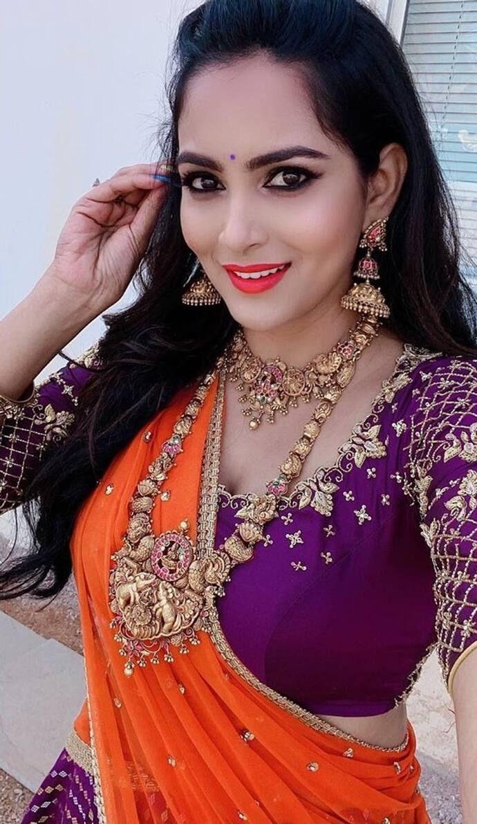 <p style="text-align: justify;">హిమజ&nbsp;ట్రెడిషనల్ లుక్ పాజిటివ్ రెస్పాన్స్ దక్కించుకుంది. దీనితో ఆమె అభిమానులు&nbsp;లైక్స్ తో తమ అభిమానం&nbsp;చాటుకుంటున్నారు. ఇక లక్షలలో&nbsp;సోషల్ మీడియా ఫాలోవర్స్&nbsp;కలిగి ఉన్న హిమజ&nbsp;హాట్ హాట్ ఫోటో షూట్ లతో&nbsp;ఫ్యాన్స్ కిక్ ఇస్తుంది.&nbsp;<br />
&nbsp;</p>
