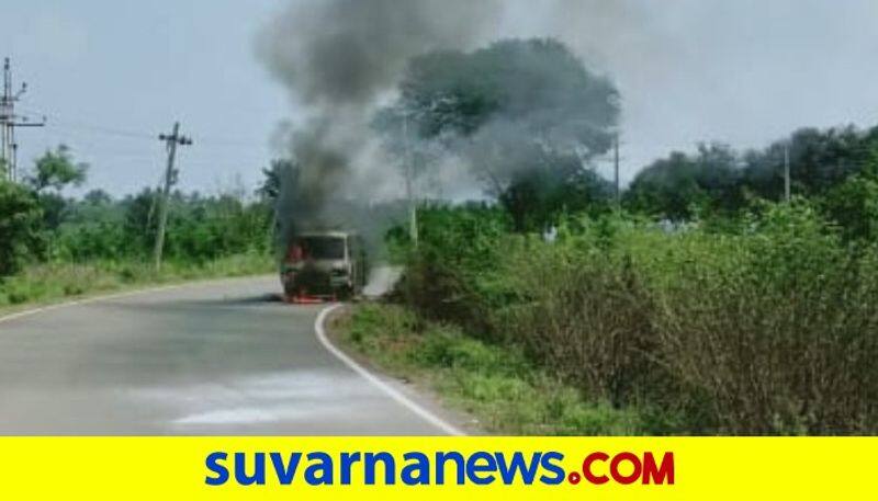 Omni Car Catches Fire while On Moving in Haveri snr