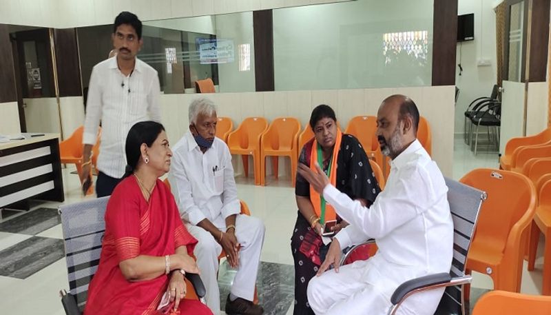 DK Aruna visits bandi sanjay deeksha place at karimnagar - bsb