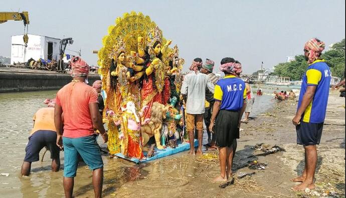 একাদশীতে চলল প্রতিমা নিরঞ্জন, গঙ্গার ঘাটগুলিতে কড়া নজরদারি প্রশাসনের