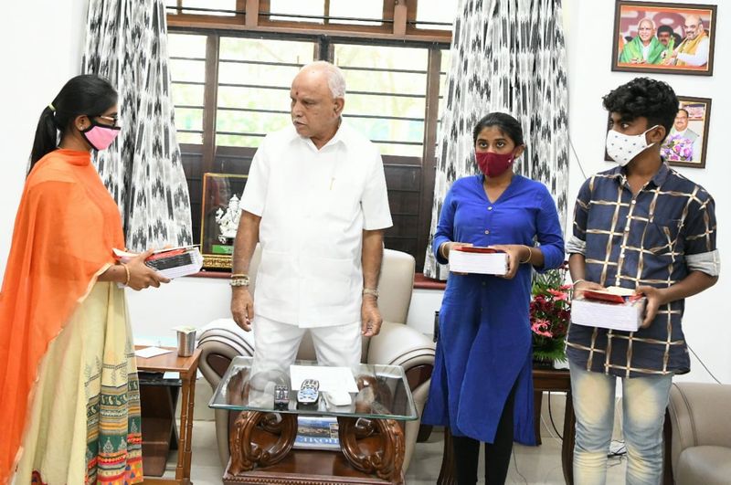 Bengaluru CM BS Yediyurappa distributes textbooks to children who lost books to the rains -ymn