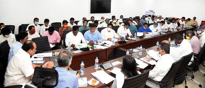 <p>అమరావతి: విద్యుత్ సంస్థలను ప్రైవేటు పరం చేసే ఉద్దేశం రాష్ట్ర ప్రభుత్వానికి లేదని రాష్ట్ర విద్యుత్ శాఖ మంత్రి బాలినేని శ్రీనివాసరెడ్డి స్పష్టం చేశారు. ప్రజా ప్రయోజనాలను దృష్టిలో పెట్టుకుని విద్యుత్ సంస్థలను ప్రభుత్వ రంగంలోనే కొనసాగిస్తామని... ఎటువంటి దుష్ప్రచారాలు నమ్మొద్దని ఆయన కోరారు. సచివాలయంలోని పబ్లిసిటీ సెల్ లో బుధవారం నిర్వహించిన విలేకరుల సమావేశంలో ఆయన మాట్లాడారు.&nbsp;<br />
&nbsp;</p>
