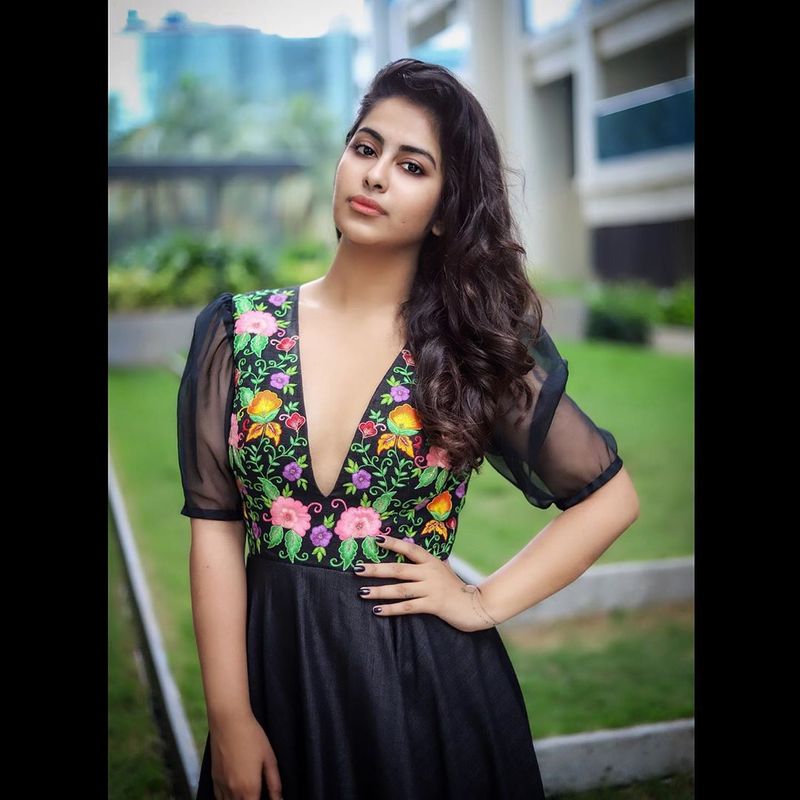 <p>కెరీర్ ప్రారంభంలో కాస్త యావరేజ్ వెయిట్ మెయింటేన్ చేసిన అవికా రానురాను మరింతగా బరువెక్కింది. హీరోయిన్గా మారిన తర్వాత కూడా వెయిట్ పెంచుతూ పోయింది. దీంతో అధిక బరువు వల్ల సినిమా అవకాశాలు కూడా తగ్గిపోయే పరిస్థితి నెలకొంది. ఈ నేపథ్యంలో తాను రియలైజ్ అయ్యింది. ఆ విశేషాలను తన ఇన్స్టాగ్రామ్ ద్వారా సుధీర్ఘ పోస్ట్ లతో పేర్కొంది అవికా. </p>
<p>కెరీర్ ప్రారంభంలో కాస్త యావరేజ్ వెయిట్ మెయింటేన్ చేసిన అవికా రానురాను మరింతగా బరువెక్కింది. హీరోయిన్గా మారిన తర్వాత కూడా వెయిట్ పెంచుతూ పోయింది. దీంతో అధిక బరువు వల్ల సినిమా అవకాశాలు కూడా తగ్గిపోయే పరిస్థితి నెలకొంది. ఈ నేపథ్యంలో తాను రియలైజ్ అయ్యింది. ఆ విశేషాలను తన ఇన్స్టాగ్రామ్ ద్వారా సుధీర్ఘ పోస్ట్ లతో పేర్కొంది అవికా. </p>