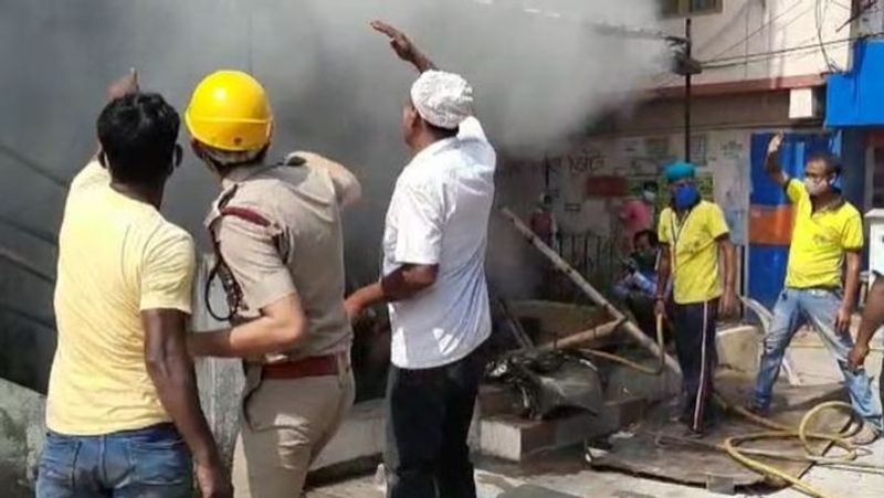 Fire breaks out at cloth showroom in Kolkata-dbr