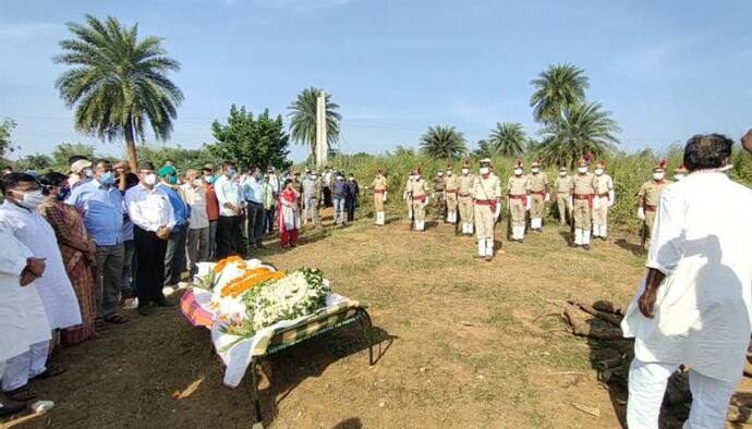 ডেপুটি স্পিকারের শেষকৃত্যে পূর্বপুরুষের নিয়মের গেরো, ঝাড়গ্রামে সুকুমার হাঁসদার শবদাহে বাধা