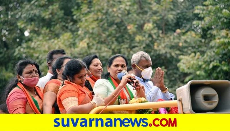 Shobha karandlaje gifted saree to bjp women leaders snr