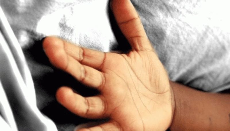 No Help Says Man Holding Dead Baby At UP Hospital mah