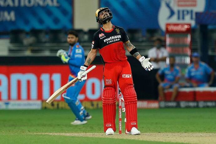 <p>IPL 2021 సీజన్‌లో భాగంగా నేడు రాయల్ ఛాలెంజర్స్ బెంగళూరు, ఢిల్లీ క్యాపిటల్స్ మధ్య మ్యాచ్ జరగనుంది. టాస్ గెలిచిన ఢిల్లీ క్యాపిటల్స్ కెప్టెన్ రిషబ్ పంత్ ఫీల్డింగ్ ఎంచుకున్నాడు. ఆర్‌సీబీ తొలుత బ్యాటింగ్ చేయనుంది.&nbsp;</p>
