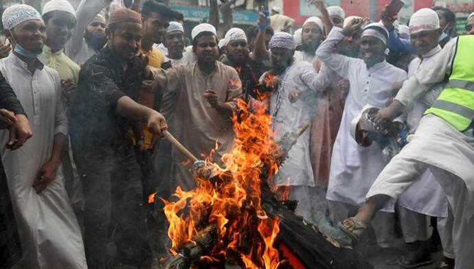 ভাঙচুর করে জ্বালিয়ে দেওয়া হল বাড়িঘর, বাংলাদেশে চরমপন্থীদের হাতে আক্রান্ত সংখ্যালঘু হিন্দুরা