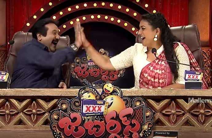 <p>జబర్దస్త్. ఈ కామెడీ షో గురించి తెలియని తెలుగు ప్రేక్షకులు ఉండరు అంటే అతిశయోక్తి కాదేమో. గురువారం, శుక్రవారం రాత్రి 9.30 రావడంతోనే తమ ఇండ్లలోని టీవీలకు అతుక్కుపోతారు జనాలంతా. ఈ కార్యక్రమం ప్రసారమయ్యే రెండు రోజులు కూడా హాయిగా నవ్వుకుంటుంటారు. కేవలం బుల్లితెరపైన్నే కాదు, యూట్యూబ్ లో కూడా ఈ ప్రోగ్రాం సూపర్ డూపర్ హిట్.&nbsp; (Pic Credit: Mallemalatv)</p>
