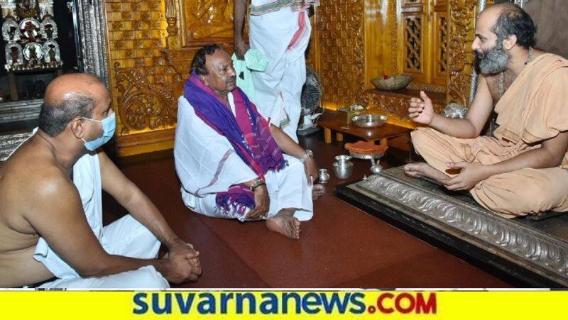 Saree Gifted To Minister KS Eshwarappa in Udupi Mutt snr